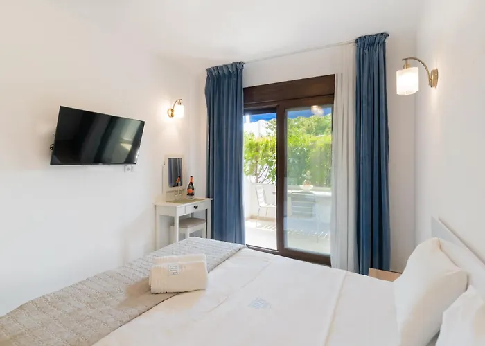 Azur By Paralia Living